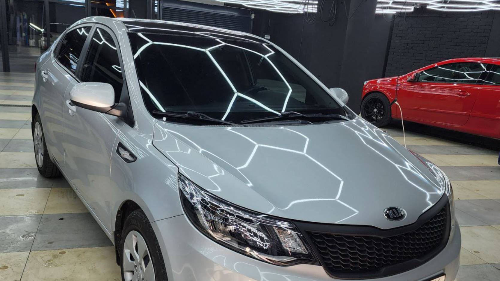 Kia Rio - оклеили крышу черной глянцевой пленкой