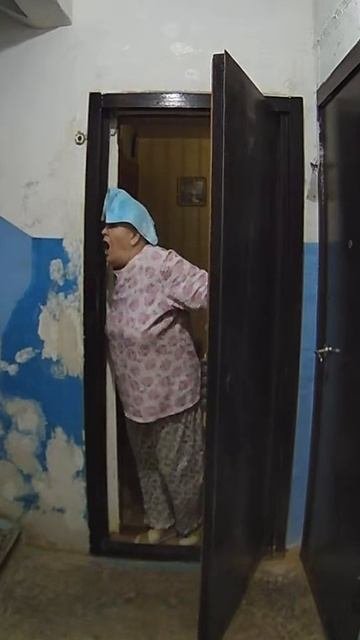 Соседка с платком на голове кричит в подъезд