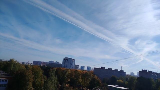 Все небо исчерченное в хим трейлах.