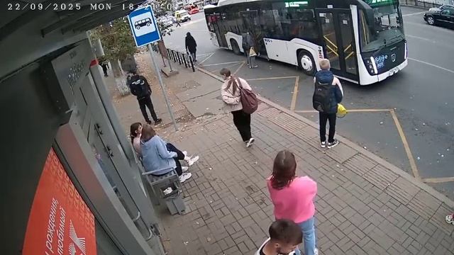 В Омске автобус зажал дверью школьника и протащил за собой десять метров