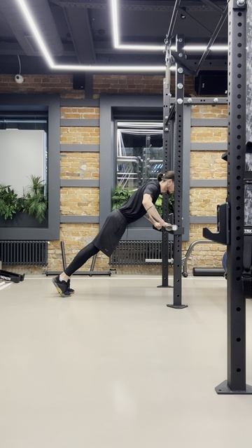 Отжимания от возвышенности с широкой постановкой рук 301