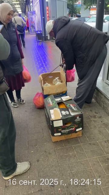 Добрая русская женщина не прошла мимо торговца-нелегала !!!