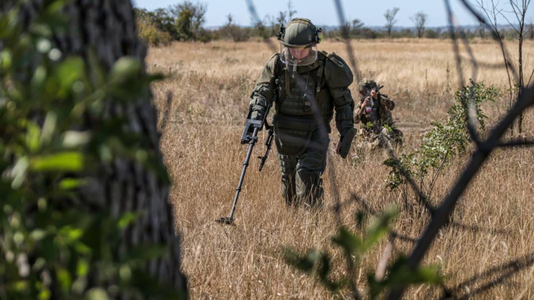 Саперы «открывают» дорогу технике в Запорожской области. Лучшее видео из зоны СВО
