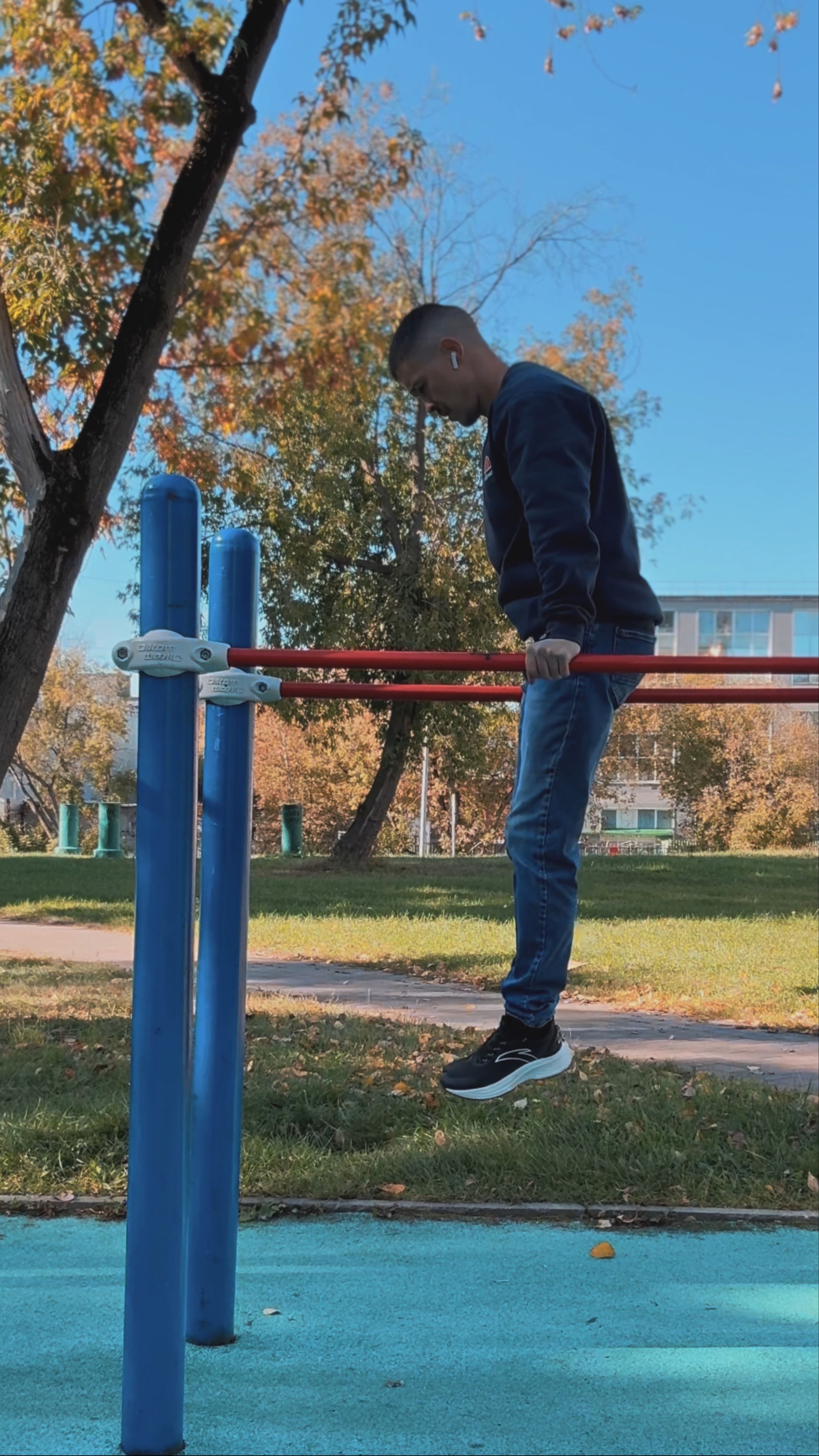 Отжимания на брусьях