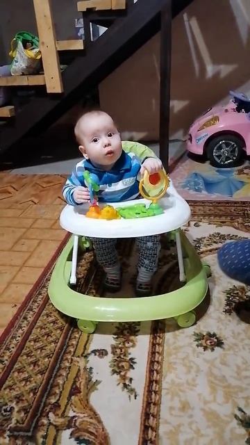 Даня в ходунках