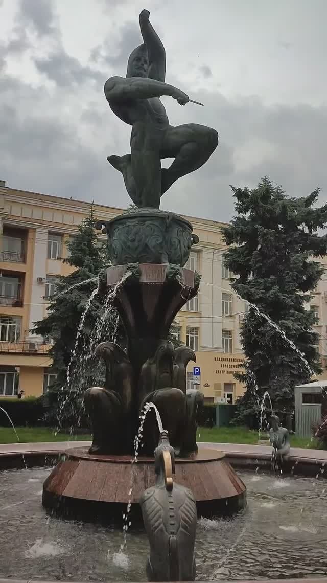 Фонтан во Владикавказе Нарт Сослан. Могучий герой нартского эпоса танцует на чаше Уацамонга