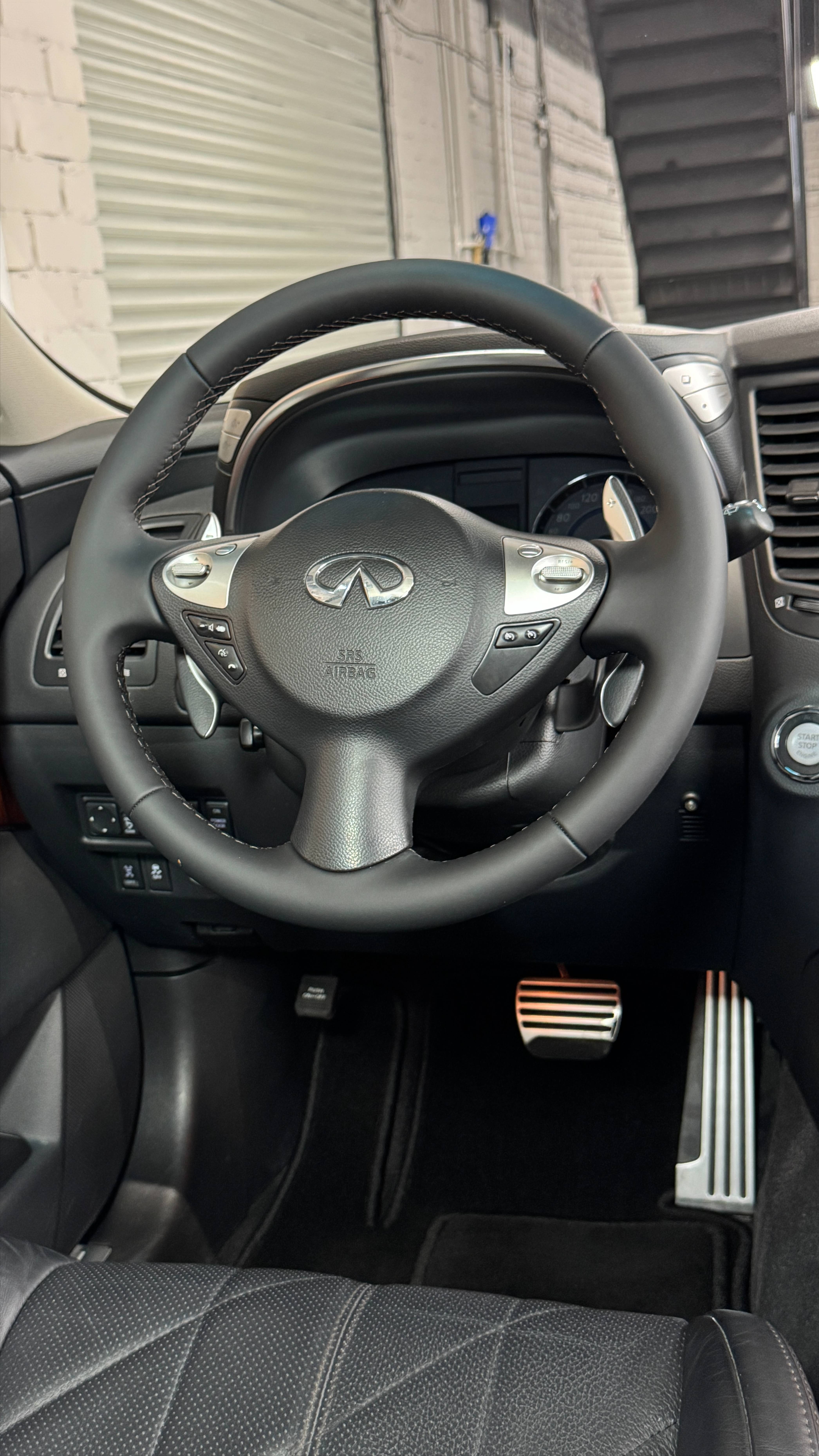 Перетяжка руля автомобиля Infiniti QX70