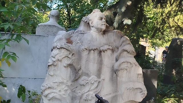 Новодевичье кладбище: могила Василия Ивановича Лебедева-Кумача и других