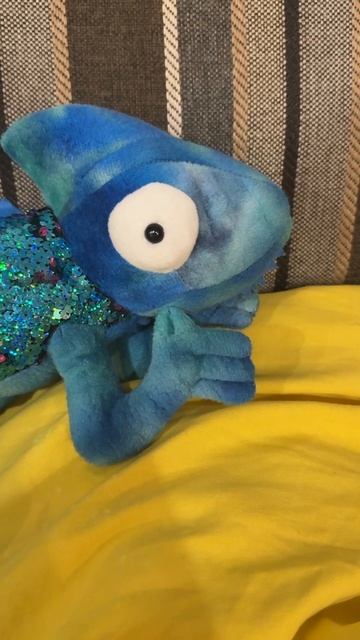 Капибара в отпуске, поэтому сегодня она нам показывает хамелеона.🦎