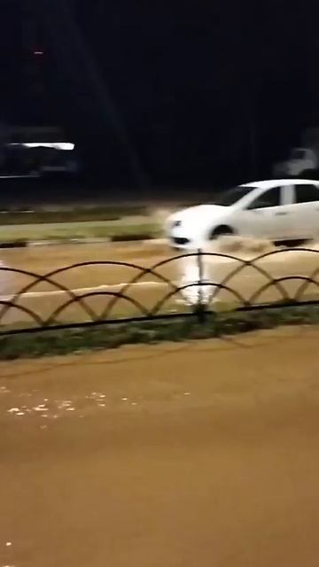 Разрыв старой чугунной трубы в районе улицы Энтузиастов в Дубне 1 октября 2025 года