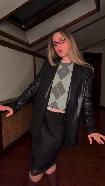 ✨ Сегодняшний #OOTD: сочетание стиля и уюта.
Кожаный пиджак + мягкий свитер создают контраст фактур,