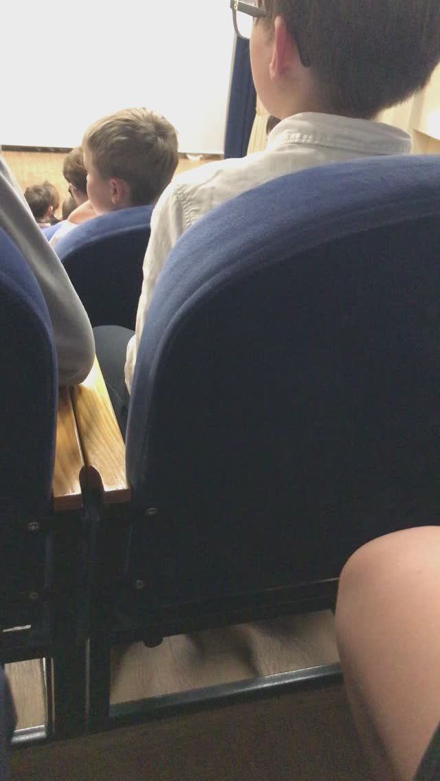 В актовом зале на концертном уроке😟😟🥱🥱😴😴