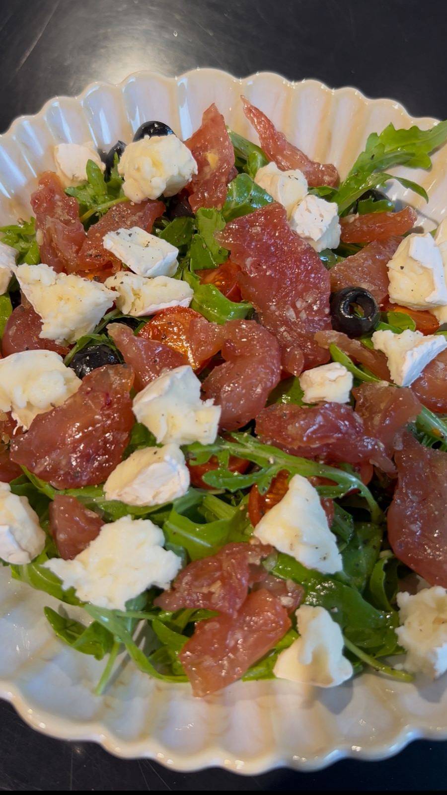 Салат с сыровялеными ломтиками и сыром