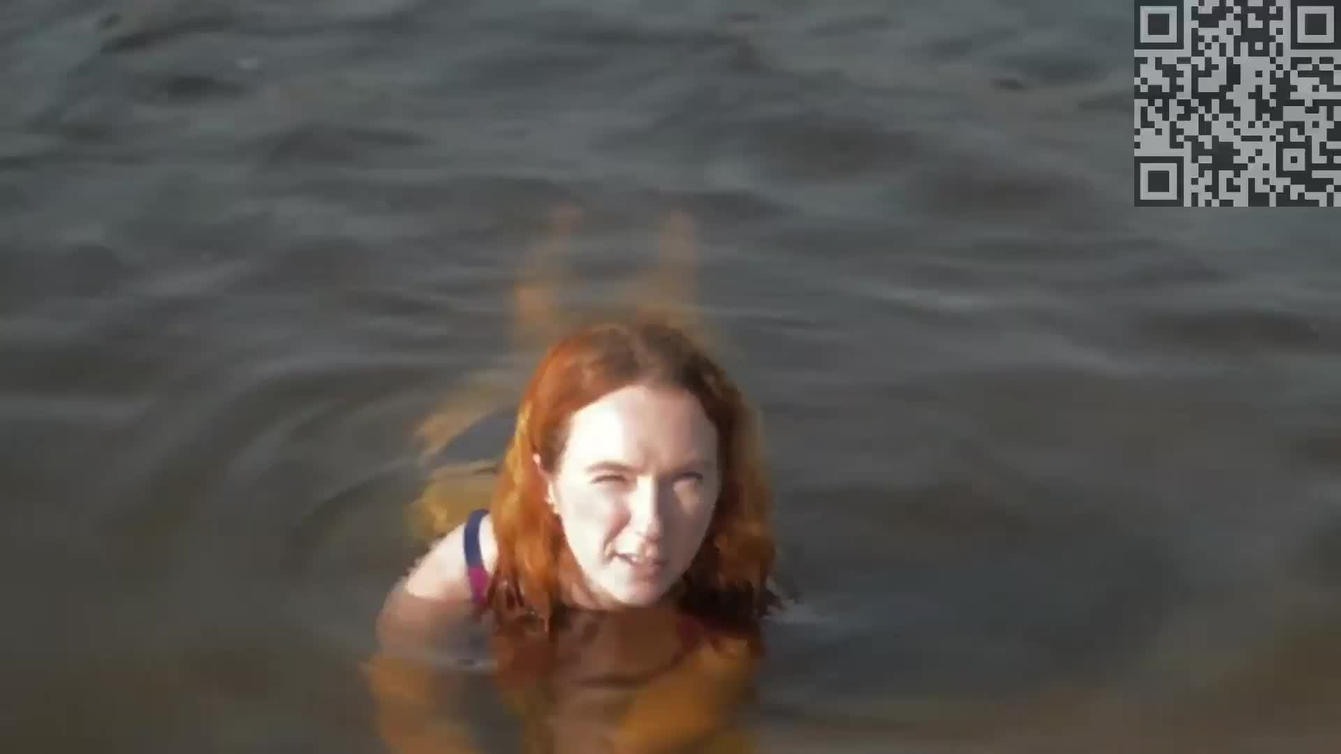 Девушка в воде