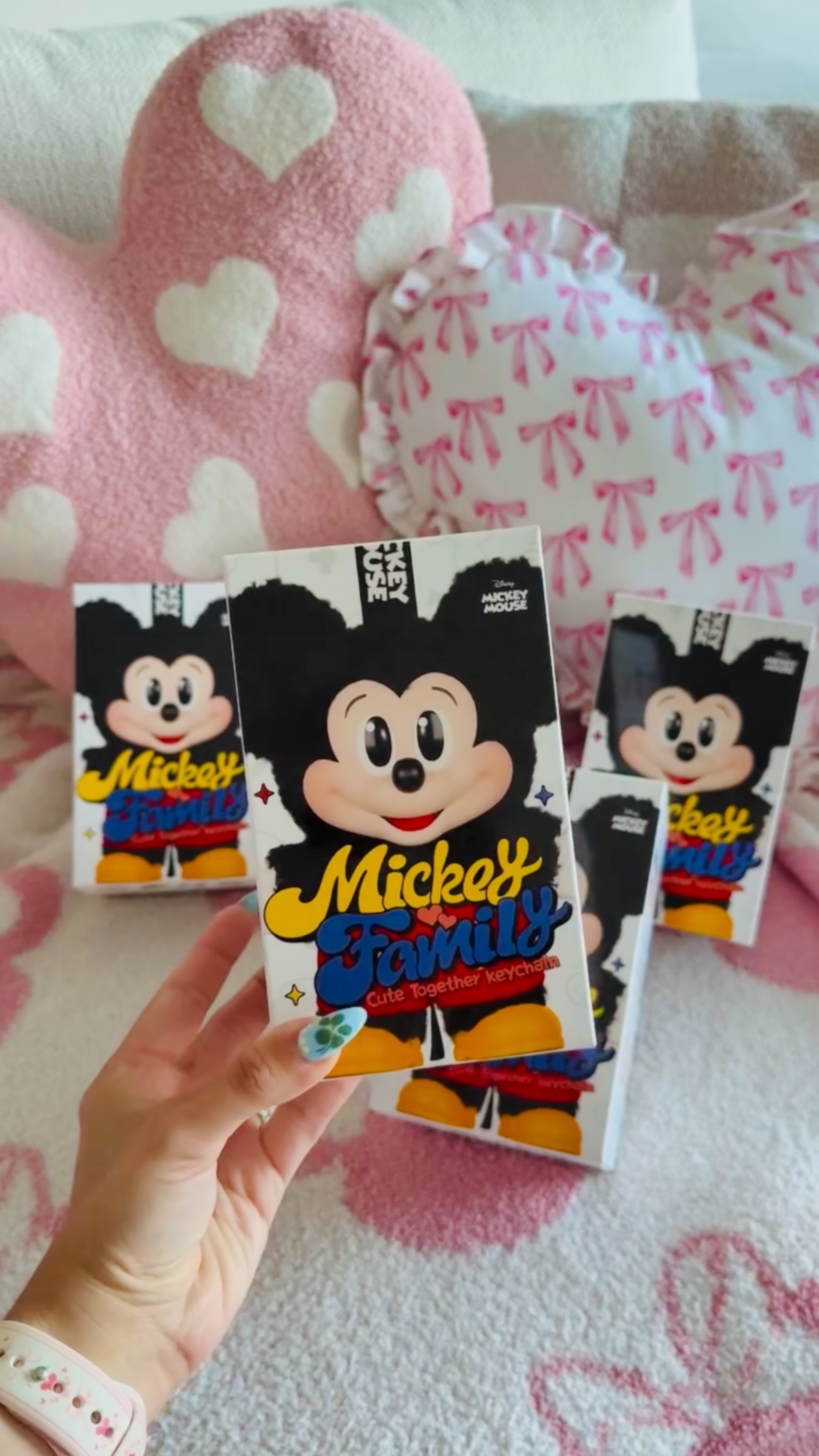 Брелочки-сюрпризы Mickey and Family Pop Mart Disney слепая коробка