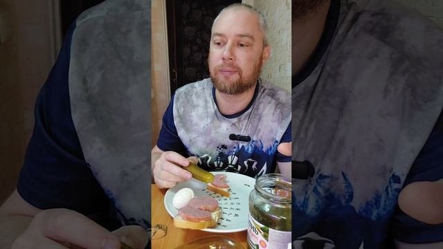 Ястыки селёдки с хлебом с маслом. Пара бутербродов яйца и огурцы. Вот такой вот перекус #перекус