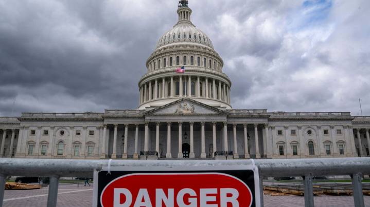 Майк Джонсон: демократы компенсируют нехватку избирателей поддержкой нелегалов