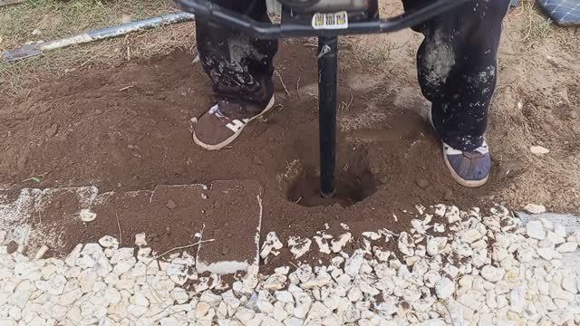 Снимал бурение лунки мотобуром на видео .
