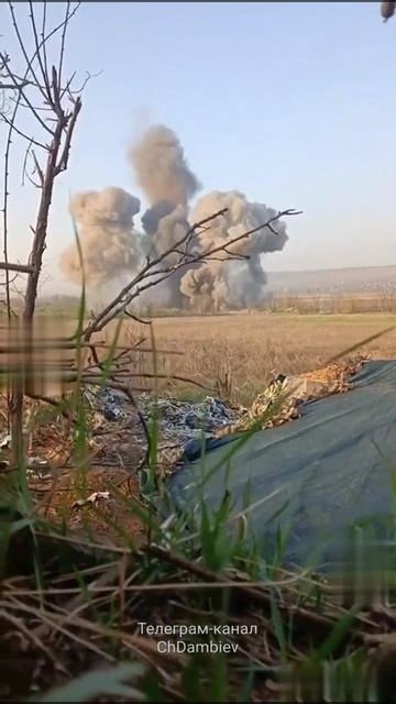 Красивые кадры прилета четырех авиабомб ФАБ-250 с УМПК по лесополке с ВСУ на Южно-Днепропетровском н