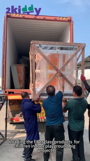 Загрузка стеклопластиковых изделий для большого проекта детской игровой площадки в помещении