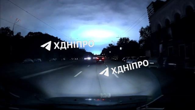 Ещё кадры странной вспышки над Днепром, после чего начались перебои со светом.