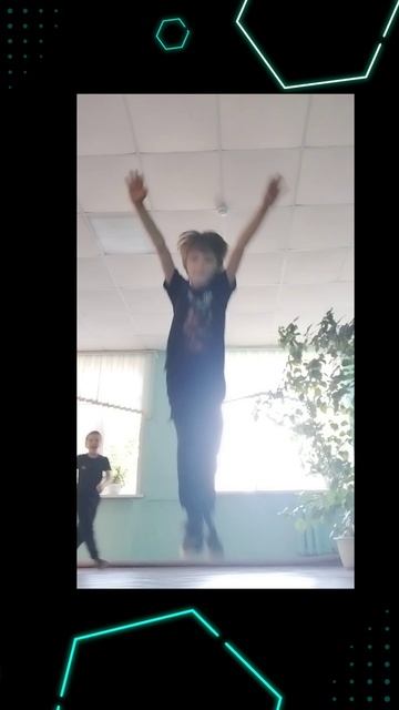 трюки паркурщик века.mp4