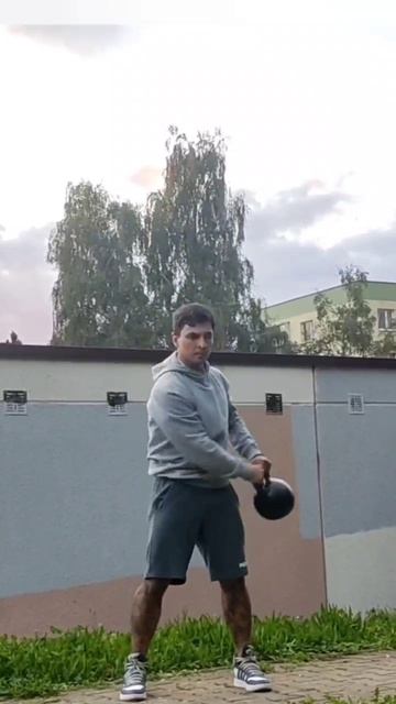 Тренировка с гирей.