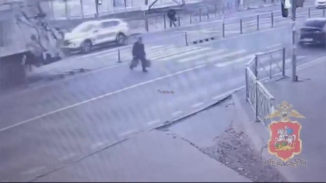 некоторые пешеходы будто закрывают глаза и повезёт, не повезёт  