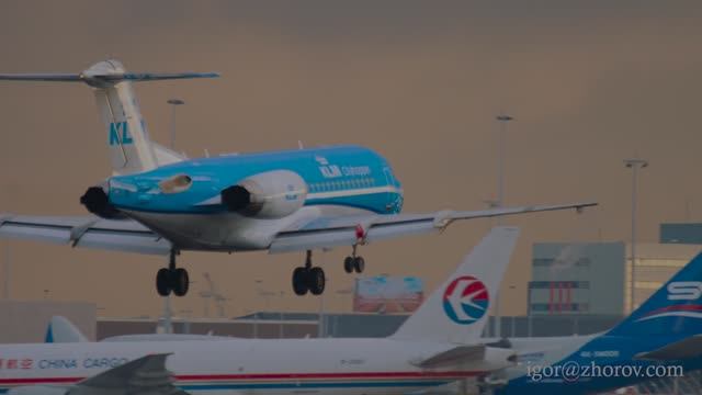 Фоккер 70 авиакомпании KLM Cityhopper приземляется в аэропорту Амстердама.