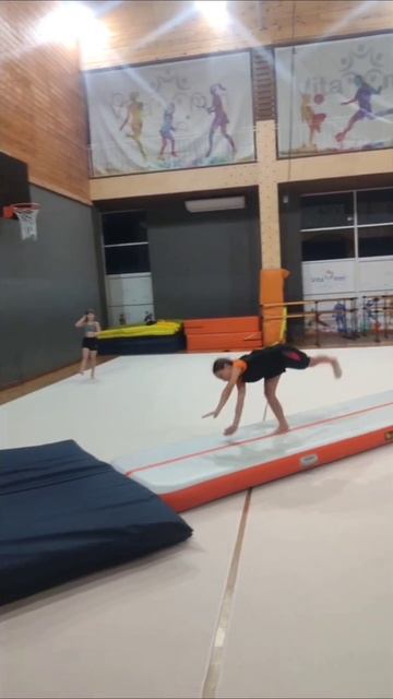 Немного из тренировок вам в ленту 🤸♀️ #спорт #акробатика #прыжки #тренировки #чирбелка #дашабелка
