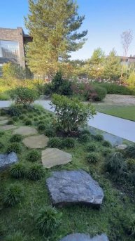 Этот теневой уголок сада скрыт от солнца