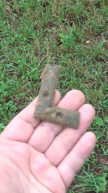 Как вы думаете, от чего уголок? #shorts #какдумаете #неведомоенечто  #metaldetecting #другаяжизнь