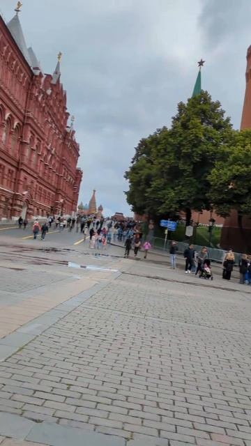 Я приехал из Белгорода в Москву.    Гуляю по красной площади.