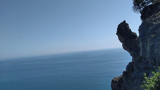 Забрался на вершину горы Алчак-Кая, красиво выступают столбы горной пароды