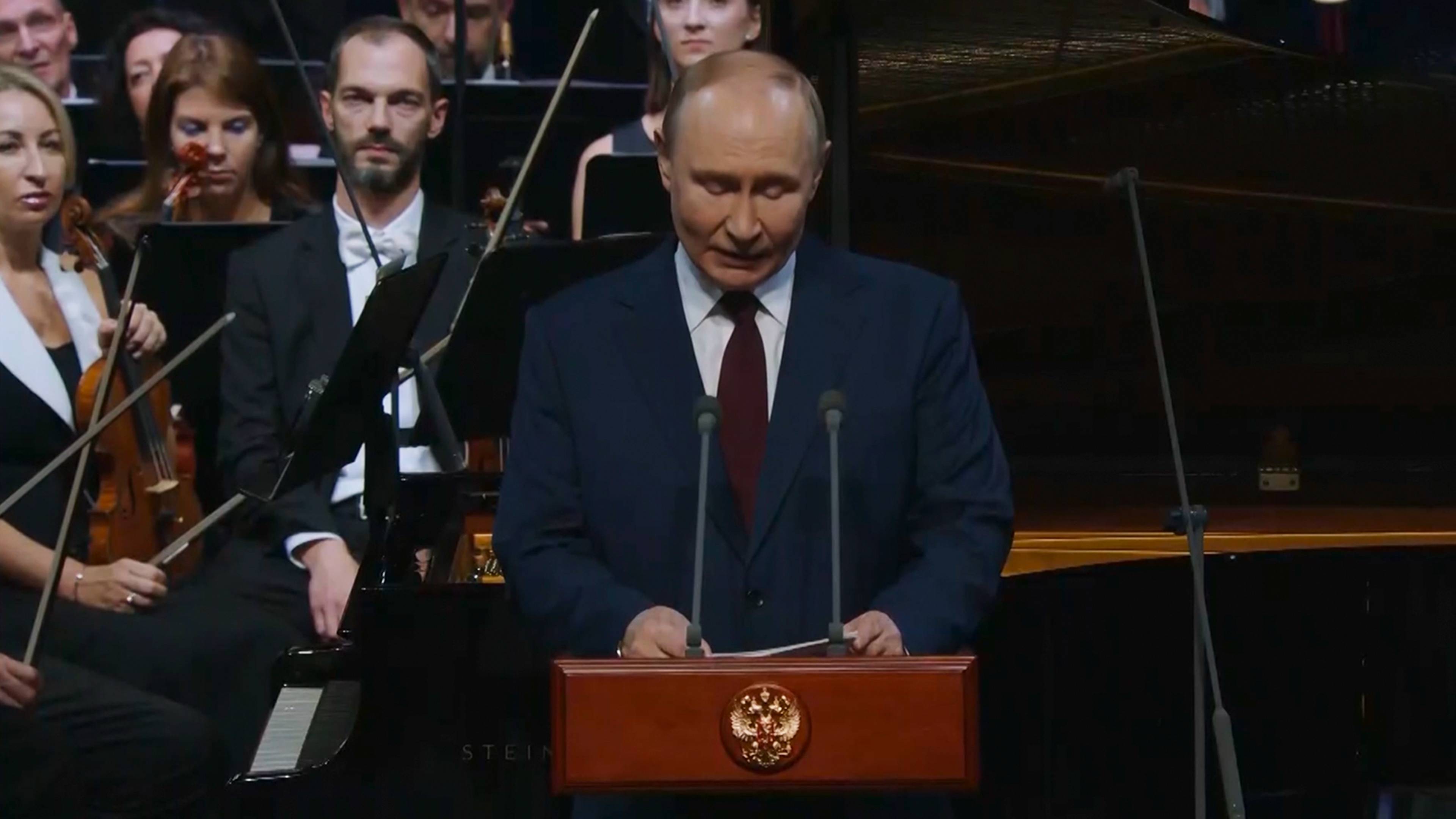 Путин посетил концерт в честь 10-летия образовательного центра «Сириус»