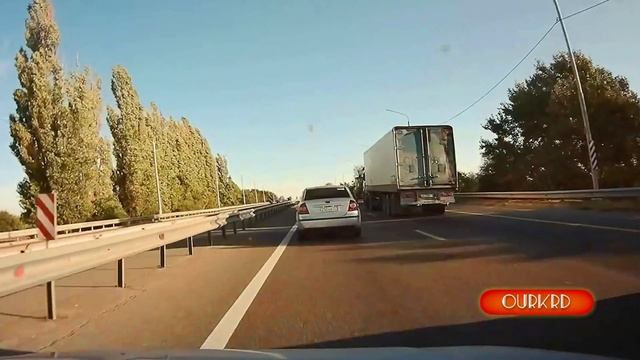 Просто тормозят на второй полосе а ты виноватый  сетует автор видео.