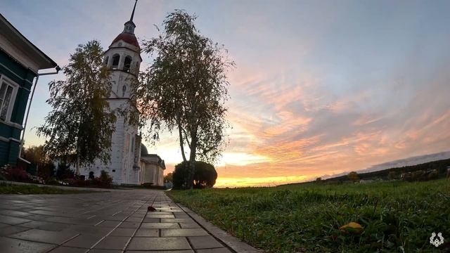 Алое зарево над храмом.