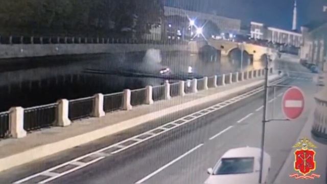 Пьяный водитель Porsche Cayenne пробил ограждение и вылетел в Фонтанку в Петербурге.