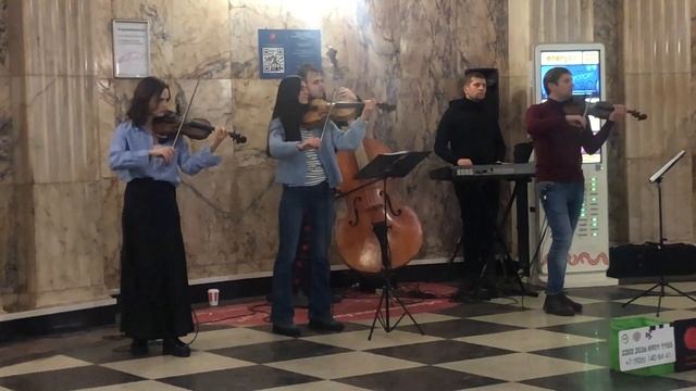Москва. Метро. Таганская-кольцевая. Скрипка, виолончель и цифровое пианино (2)