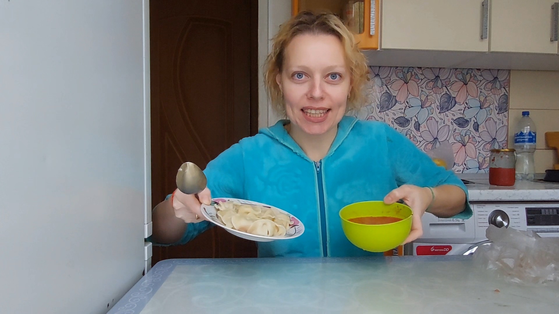 Мукбанг 🤤 пельмени и томатный сок на обед!
