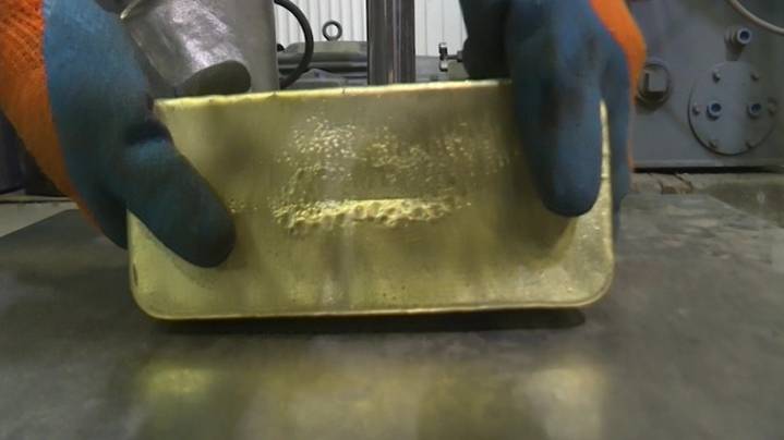 Цена на золото установила новый рекорд, но затем начала снижаться