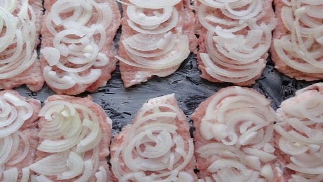 Мясо по-французски с луком и сыром