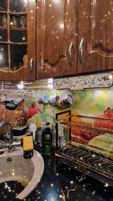 украсила тыквами кухню