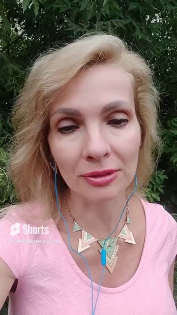 Порой мы так рыдаем из-за чужой закрытой двери, что не слышим стук в свою дверь