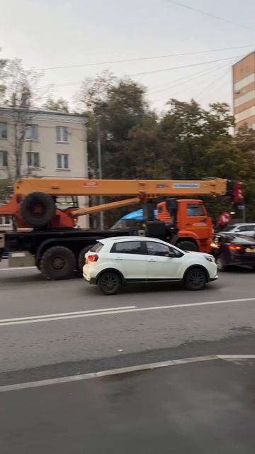 На Ярцевской улице в Кунцево строительный кран «Клинцы» въехал в легковой автомобиль 🚨