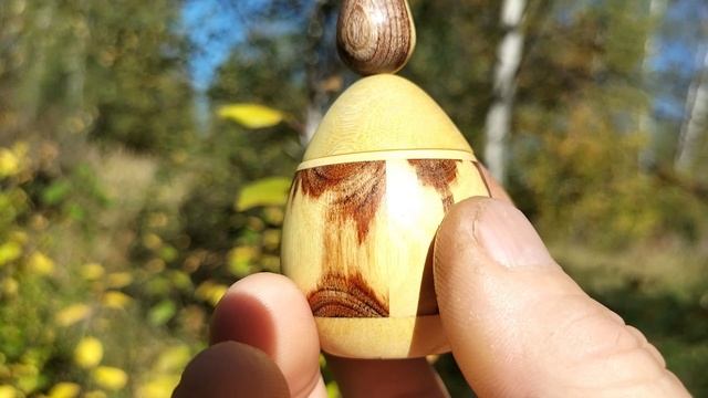 Шкатулка на осеннем клене с терном и цветами. Сентябрь 2025
