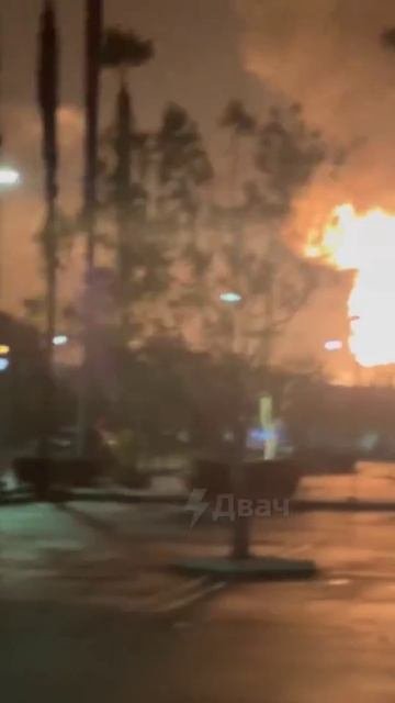 ВЗРЫВ И ПОЖАР В США. Мощный пожар после взрыва произошёл на нефтеперерабатывающем заводе Chevron.