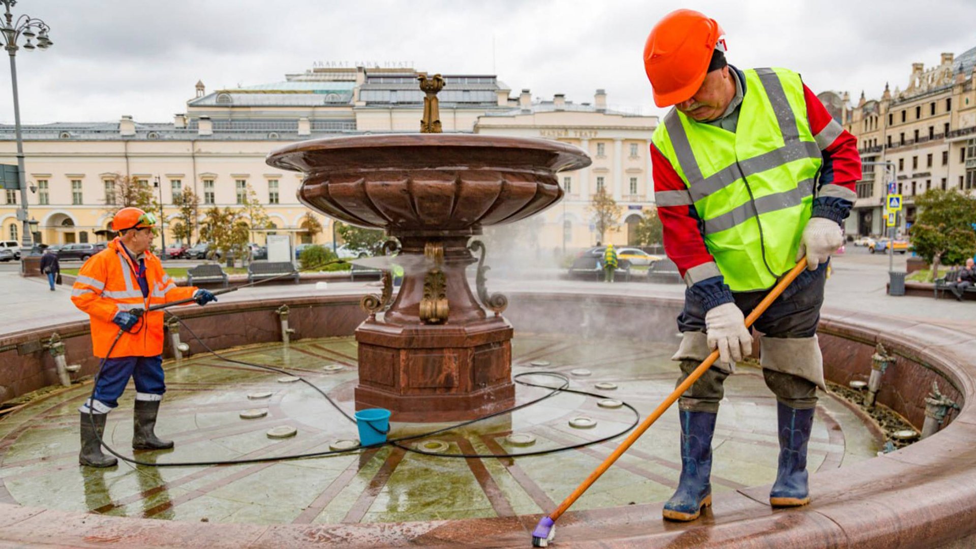 Специалисты ЖКХ проводят генеральную чистку фонтанов на ВДНХ в связи с окончанием сезона