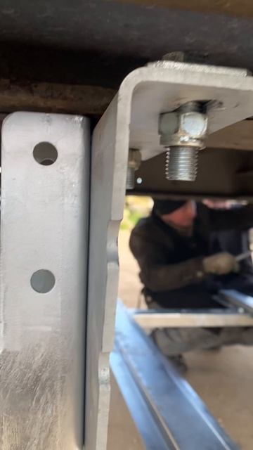 -устанавливаем кронштейн запаски Шмитц MT900083Z