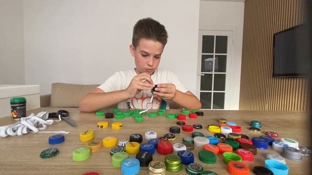 Робот из пластиковых крышек Лев Чуян